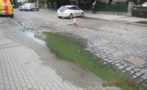 zaļa ūdens noplūde ietves malā