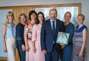 Foto: AS “RĪGAS SILTUMS” Ilgtspējas komanda: no labās puses vides inženiere S.Možeika, sabiedrisko attiecību speciāliste J.Roze, valdes priekšsēdētājs N.Talcis, valdes locekle B.Krūze, personāldaļas vadītāja A.Lāce, sabiedrisko attiecību daļas vadītāja L.Rence, darba aizsardzības vecākā specialiste I.Luckāne